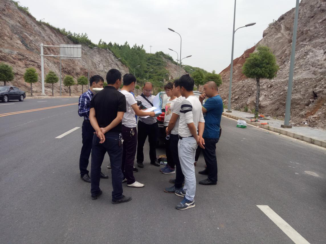  公司對銅我仁卷煙廠異地搬遷技改項目物流通道道路工程進行道路面層鉆芯取樣檢測